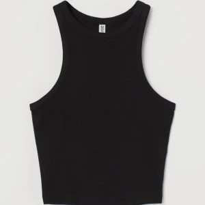 Svart linne - Jag säljer ett svart linne från H&M i fint sick. Säljer för att de inte kommer till användning❣️Linnet är i storlek S och är stretchigt i materialet, passar även M.