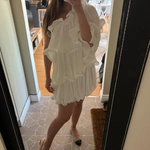 Lojsan Wallin Klänning #NAKD - Helt ny och oanvänd, lapp sitter kvar.  Säljer pga. hittat en annan midsommarklänning.  Helt slutsåld på NAKD!