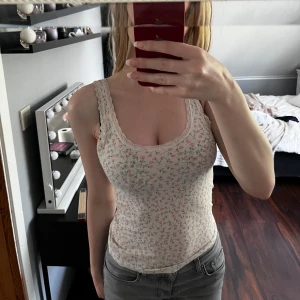 Blommig topp - Säljer denna söta topp från monki då den inte används, den har inga defekter (läs gärna min bio innan köp)🌸💕