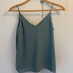 Grönt linne - Grönt linne storlek 36 från H&M. Aldrig använt. (Färgen stämmer bäst överens med andra bilden)