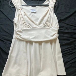 Topp  - Älskar och är mycket användbart!✨ Kan sänka priserna vid snabb affär. Inga defekter:) Är 164cm lång och garderob-utrensar. Kontakta mig för fler bilder💕