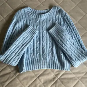 Säljer denna söta tröjan/koftan som är i mycket bra skick. Den är knappt använd och har fina mönster på sig. Köpte den på divided på hm🎀💗