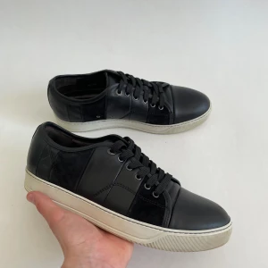 Lanvin skor - Hej, Nu säljer jag minna super snygga och unika Lanvins. De är i super fint skick utan några defekter. De är i storlek UK7 som passar runt 42-43.Nypris ~ 4500kr. Mitt pris: 1399. Skriv till mig vid frågor eller funderingar!  