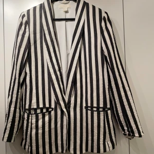 Sommrig kavsj - Rak modell, linne/bommul, snygg och rolig kavaj. Mycket skön. Liten i storleken. 