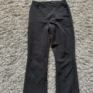 Kostymbyxor - Svarta kostymbyxor från BikBok Strl 38  Hämtas i Kungsbacka, kan skickas mot fraktkostnad