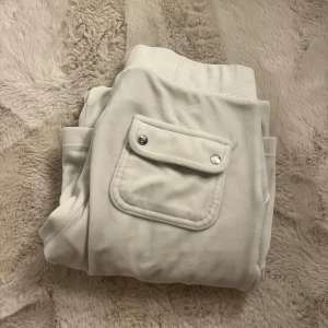 Juicy couture  - Säljer pga de är för små för mig. Äkta såklart, billiga pga vill få de sålda. Normala i storlek!