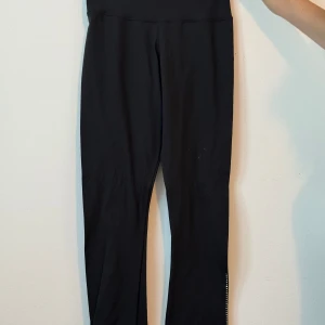 Konståkningsbyxor - Fina konståkningsbyxor med paljetter längst ner. Använda ett fåtal gånger