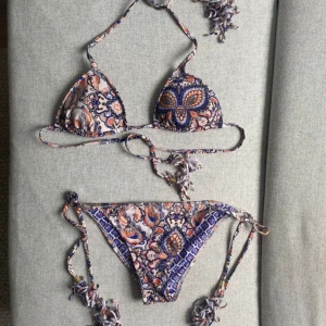 Mönstrad bikini  - Sjukt snygg bikini, trosorna är i 34 och överdelen i 36 (bikinin är aldrig använd, och underdelen är inte ens testad) 