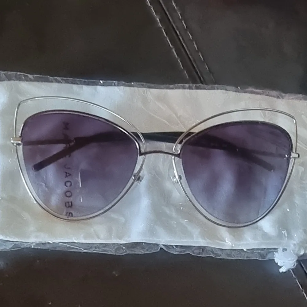 Grymt snygga Marc Jacobs cateye solglasögon. Med fodral och skyddspåse. Själva fodralet har några märken,  skyddspåsen aldrig öppnad och kvar i förpackningen.  Kom gärna med prisförslag OM DU HAR TÄNKT FULLFÖLJA KÖPET!. Övrigt.