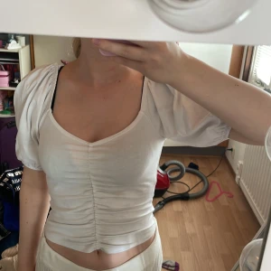Vit monki sommar topp! - Säljer min vita monki topp! Den är i storlek XS, och endast andvänd ett fåtal gånger!💞 Den är perfekt till sommaren🌸🦋. Kontakta gärna vid fler frågor eller bilder🫶☺️.