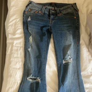 True religion jeans  - Säljer mina älskade true religion jeans som jag köpte i Berlin❤️ Dom är helt i nyskick och endast använd ett fåtal gånger, säljer då de inte är min stil  längre. De är low waist och bootcut, skriv privat för fler bilder eller frågor❤️ pris diskuterbart