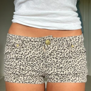 Leopard shorts - Midjemått: 35cm rakt över