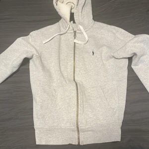 polo ralph lauren - Den sitter bra, är ganska skön, Den går på jätte stick