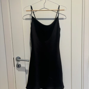 Mini klänning - Mini klänning i satin liknande material🩵Skriv för fler bilder