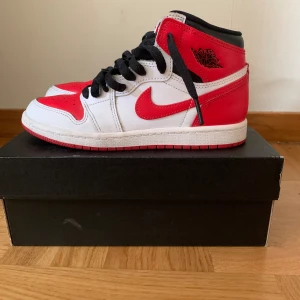 Jordan 1 High Heritage - Hej säljer dessa Jordan 1 som är alldeles för små dom är i nyskick. Tveka inte på att höra av er. Pris kan diskuteras. 🙌