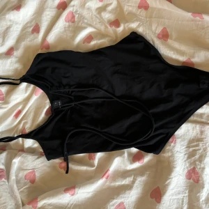 Söt body - Säljer denna supersöta bodyn från Ginatricot då den tyvärr ej kommer till användning💕 Den är i storlek S men passar även M💕