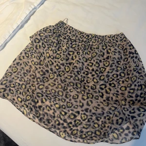 Leopardmönstrad kjol - Leopardmönstrad kjol, inköpspris 349. Säljer pga att jag växt ur den 🥰