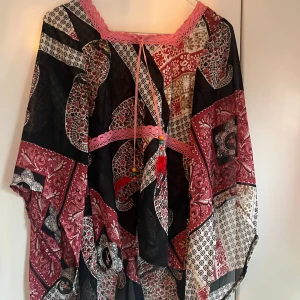 Blus - Helt oanvänd blus. Storlek står ej men skulle säga S. Vet ej vart den är köpt och märket står ej men helt oanvänd 