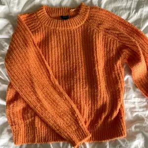 Säljer denna orangea stickade tröja från Lindex. Använd ett fåtal gånger och i bra skick. 🧡 