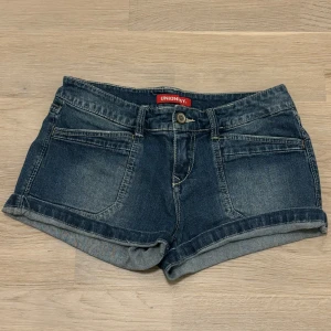 Lågmidjade jeansshorts - Vintage jeansshorts i jättebra skick. De har tyvärr blivit för små så måste sälja💗Skriv om du har frågor!