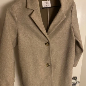 Grå/beige Rock i ulliknande material  - stl 140 - Grå/beige Rock i ulliknande material  Stl 140 Zara