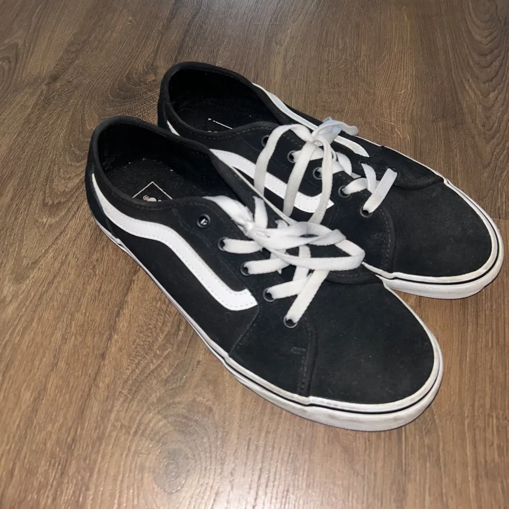 Vans skor som nästan alsig kommit till användning, fortfrande väldigt fräscha bara sulorna som blivit lite smutsiga, ny pris 500kr. Skor.