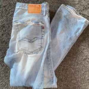 Slitna replay jeans i en fet färg | jeansen har hål under bakfickan och vid knät | Annars fint skick, säljs billigt | Går att laga vid intresse | Skriv vid fler funderingar 🙌🏼🥇