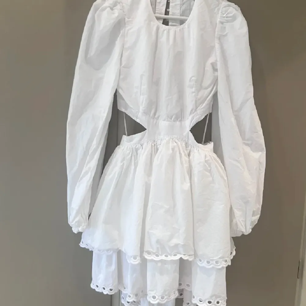 Superfin vit klänning från Lovisa Barkman x BIKBOK. Perfekt till student eller midsommar.. Klänningar.
