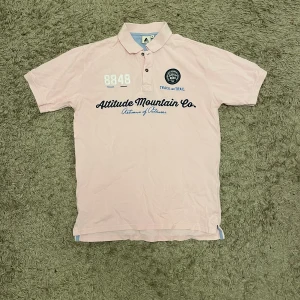 8848 Altitude Piké - Säljer denna tvärfeta 8848 Altitude Piké då den var för stor. Köptes nyligen här på plick men var som sagt för stor så jag har bestämt mig för att sälja den. Den är i mycket bra skick och har inga defekter. Skriv pm om du har fler frågor.