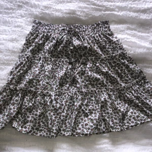 Blommig volangkjol - Supersöt och perfekt till sommaren! Använt sparsamt 💕