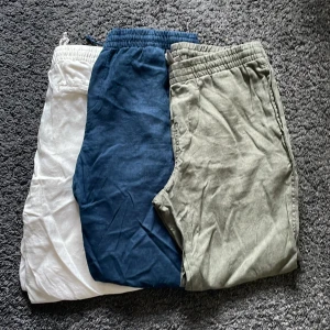 Linnebyxor - 2 par linnebyxor från hm so är perfekta till sommarn. Dem beiga är dem ända som använts båda tillgängliga paren är i storleken medium, nypris är 450 kr styck. Fråga gärna om du undrar något *dem blåa är sålda*