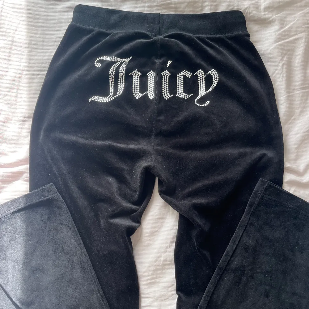 Hej! Säljer mina svarta Juicy Couture byxor💓Köpt från Nelly.com för 999kr, är i bra skick men har förlorat 2 rhinestones på bokstaven U, inget som syns tydligt. Säljer även matchande hoodie. Kom gärna med prisförslag🌟💕. Jeans & Byxor.