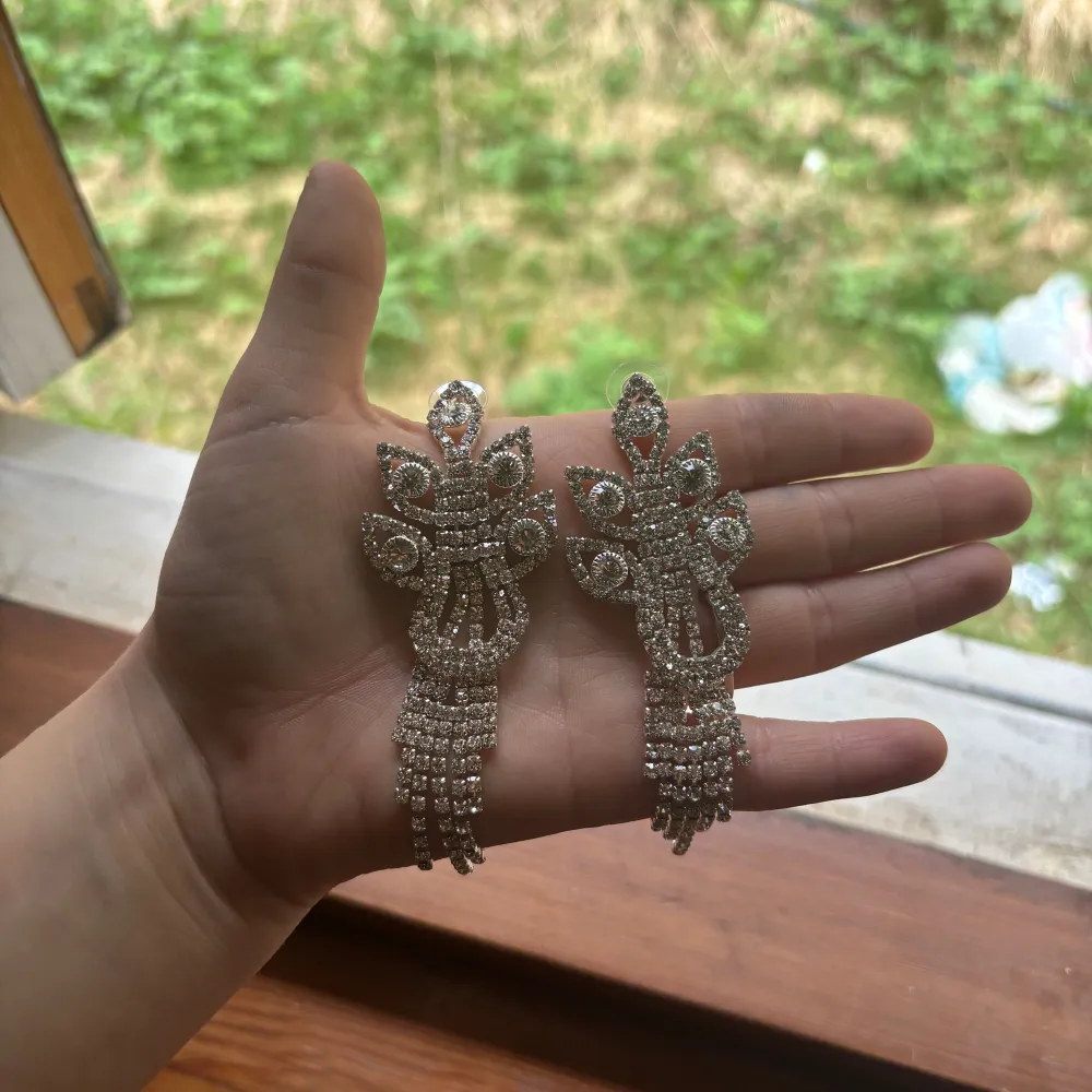 Ett fint par silverfärgade hängande örhängen från ur&penn som aldrig är använda inte ens testade, så i nyskick. Accessoarer.