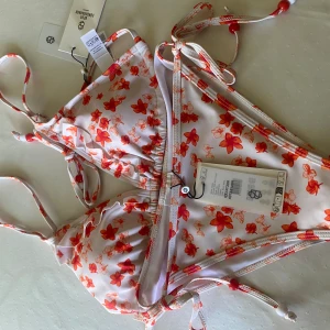 Bikini - Säljer denna bikini eftersom att det inte gick att retunera den. Helt oanvänd och är ny. Vid fler frågor kontakta mig.