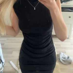 Boatneck klänning - Fin klänning från gina tricot, använd en gång💓 Kan sänka vid snabb affär