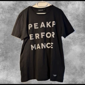 Peak performance t-shirt - Säljer kläder åt farsan för han rensar garderoben. Säljer en schysst T-shirt från Peak performance då han inte använder den längre. Skicket är superbra eftersom den knappt är använd. Hör av dig vid frågor! Pris kan diskuteras vid snabb affär😊