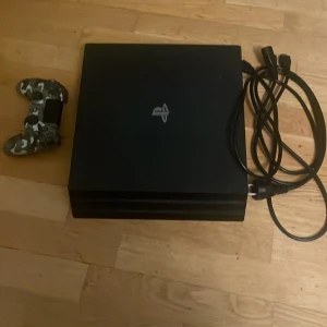 Playstation 4 PRO  - Bra skick med mycket utrymme.  Med kommer kontroll och sladdar. Låter lite men det kan fixas.