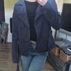 Marinblå trenchcoat - Marinblå kort trenchcoat