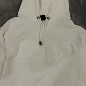 Hugo boss tröja med luva storlek S  - Hugo boss tröja som är i ett bra skick och är inte så tjock så perfekt för nu under sommaren!