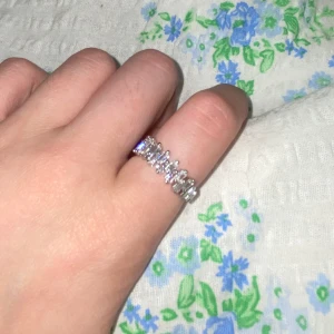 Ring - Ring med kristaller, silvrig. 