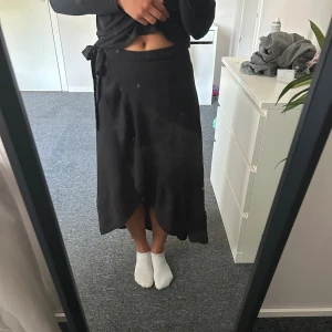 Svart omlottskjol  - Svart omlottskjol från h&m, storlek 32. Säljer då den blivit för liten!🩷