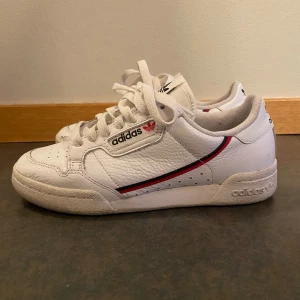 Adidas skor - Super snygga Adidas skor! Defekt syns på sista bilden