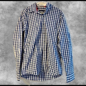 Sebago skjorta - Säljer kläder åt farsan för han rensar garderoben. Säljer en schysst skjorta från Sebago då han inte använder den längre. Skicket är superbra eftersom den knappt är använd. Hör av dig vid frågor! Pris kan diskuteras vid snabb affär😊