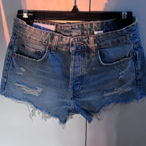 Zara shorts  - Säljer dessa helt oanvända shorts från zara då jag tagit bort lapparna och inte kunde lämna tillbaka. 