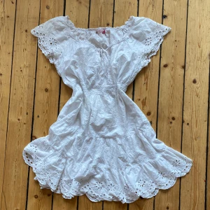 Vit sommarklänning  - Söt vit sommarklänning, broderade detaljer, perfekt till studenten☺️