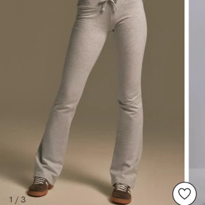 Low waist mysbyxor  - Säljer dessa trendiga, low waist mjukisbyxor då jag beställde fel storlek. Så dem är i nyskick. Hör av dig om du vill ha fler bilder. Obs dem är XS men passar för S också för demr är stretchiga. Köpte dem för 350 + frakt. 