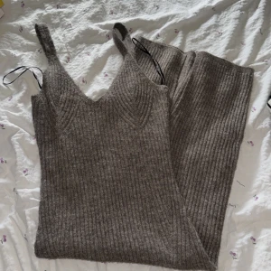Stickad klänning - Med slits🌼