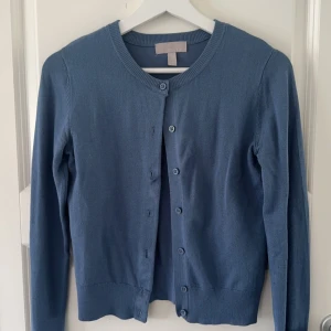 Stickad kofta - Jätte fin stickad tröja från hm!❤️ köpt för 179kr men säljer för billigt pris❤️ använd 1 gång då den inte riktigt passade min smak❤️ helt nyskick! Om fler frågor och funderingar skriv privat!❤️