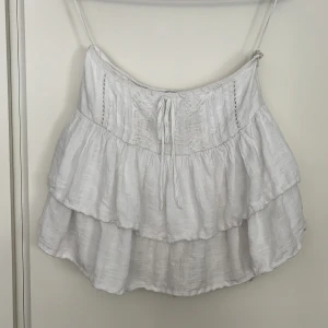 Pull & Bear minikjol volang S - Supersöt vit volang minikjol i strl S från Pull & Bear. Fint skick.