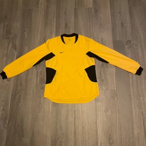 Vintage nike sweater/träningströja - Riktigt snygg gul nike träningströja/sweater. Passar för alla kön. Passar till träning och att ha till vardag. Använd men i väldigt gott skick endast någon enstaka defekt på materialet. Skriv om ni vill ha fler bilder.